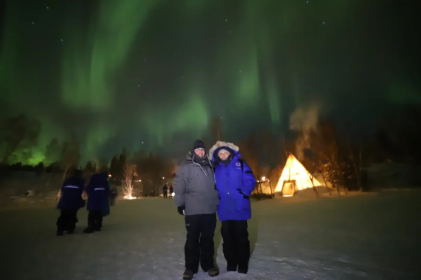 Chris Melore ketika berada di Yelloknife menikmati aurora di Kanada/ Foto : study finds