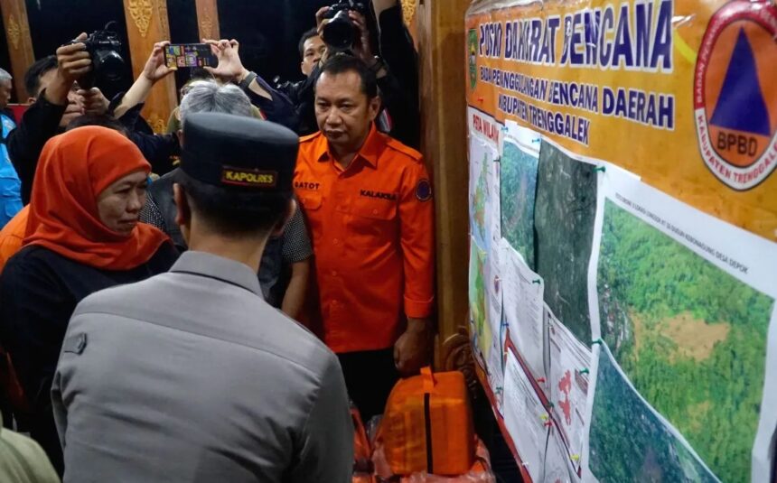 Gubernur Jatim Khofifah ketika meninjau lokasi longsor di Trenggalek / Foto : capture ANTARA