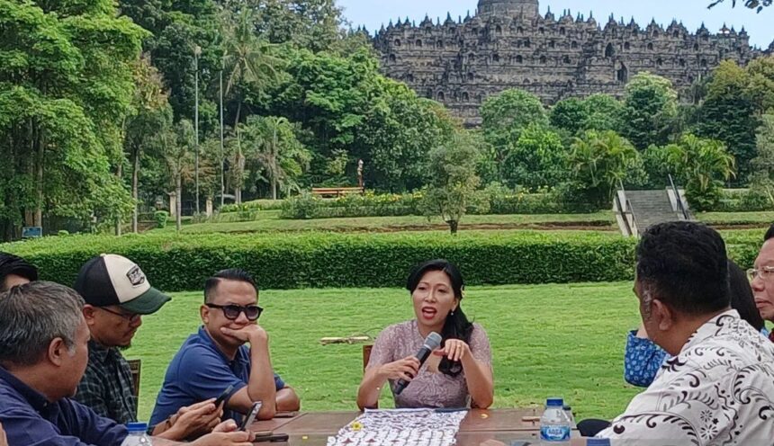 Direktur Utama InJourney Maya Watono berbincang dengan wartawan di pelataran Candi Borobudur di Magelang / Foto : capture ANTARA