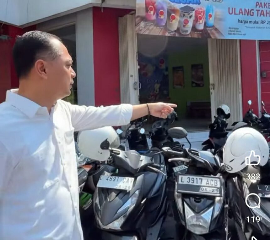 Potongan gambar Walikota Surabaya Eri Cahyadi saat menertibkan parkir di RSUD Soewandi / Foto : FB
