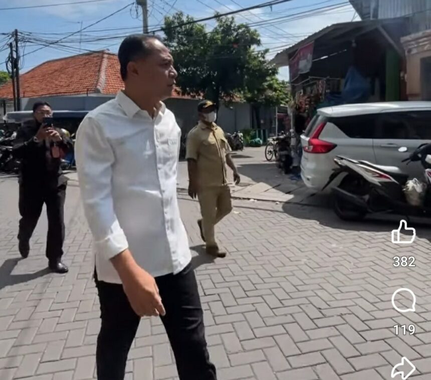 Potongan video ketika Walikota Eri Cahyadi penertiban parkir di RSUD Soewandi / Foto : FB Bangga Surabaya