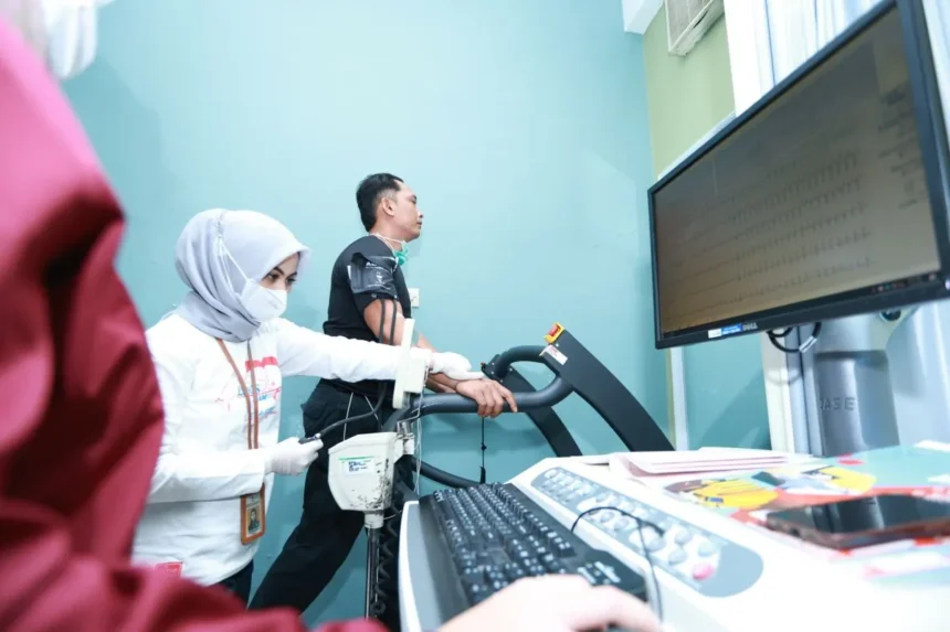 Tim SAR menjalani pemeriksaan sebelum menjalankan operasi selam di Selat Bali / Foto : capture ANTARA