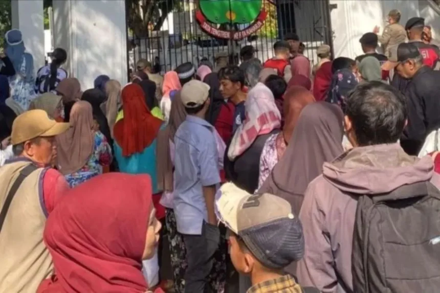 Warga berdesakan saat medatangi pesta rakyat Garut / Foto : capture ANTARA