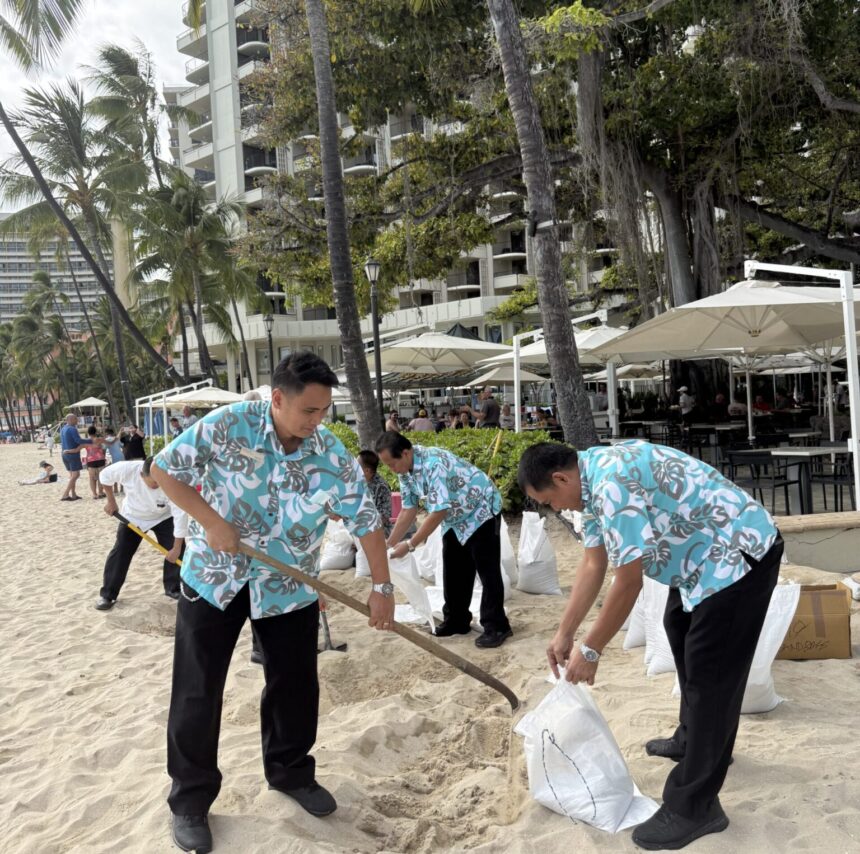 Para pekerja hotel di Waikīkī mengisi karung pasir di pantai-pantai yang kosong sebagai persiapan menghadapi peringatan tsunami / Foto : Honolulu Civibeat