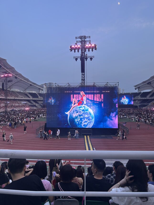 Bangku tribun N3 yang tertutup screen di konser Blackpink di Stadion Goyang, Korea / Foto : X