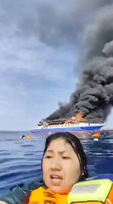 Penumpang yang terjun ke laut merekam kapal KMP Barcelona VA yang terbakar / Foto : NYP