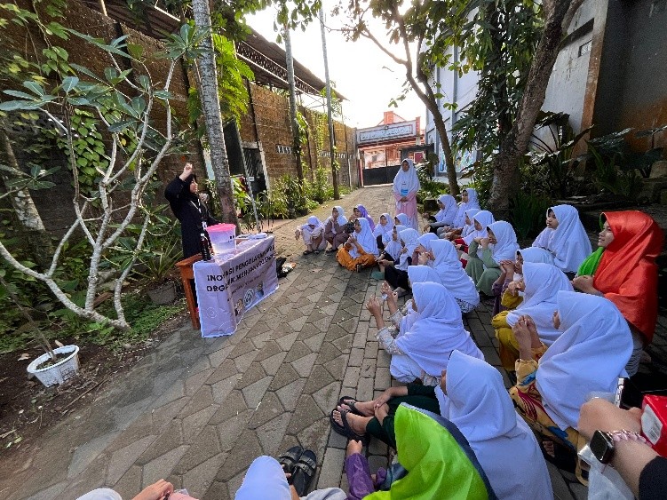 Mahasiswa UPN Veteran Jatim saat praktek pengolahan eco enzym/aktual.co.id