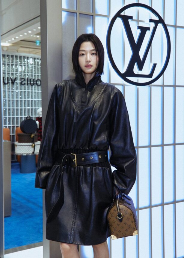 Jun Ji Hyun Duta dengan koleksi Louis Vuitton / Foto : llkpop