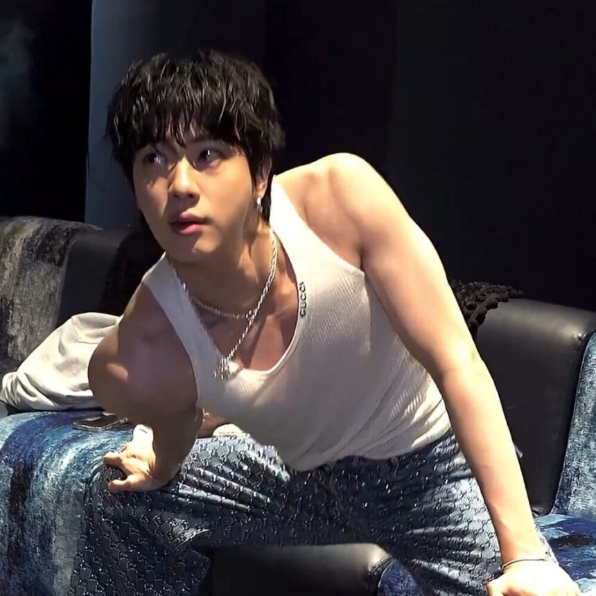 Jin BTS menunjukkan lengannya yang kekar / Foto : llkpop