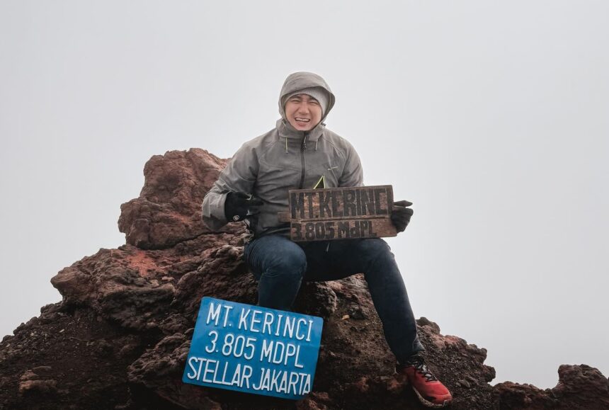 Kenny Austin  ketika dipuncak Gunung Kerinci / Foto : Instagram