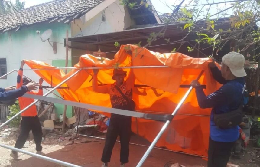 Petugas mendirikan tenda darurat di wilayah gempa Situbondo/ Foto: Capture ANTARA