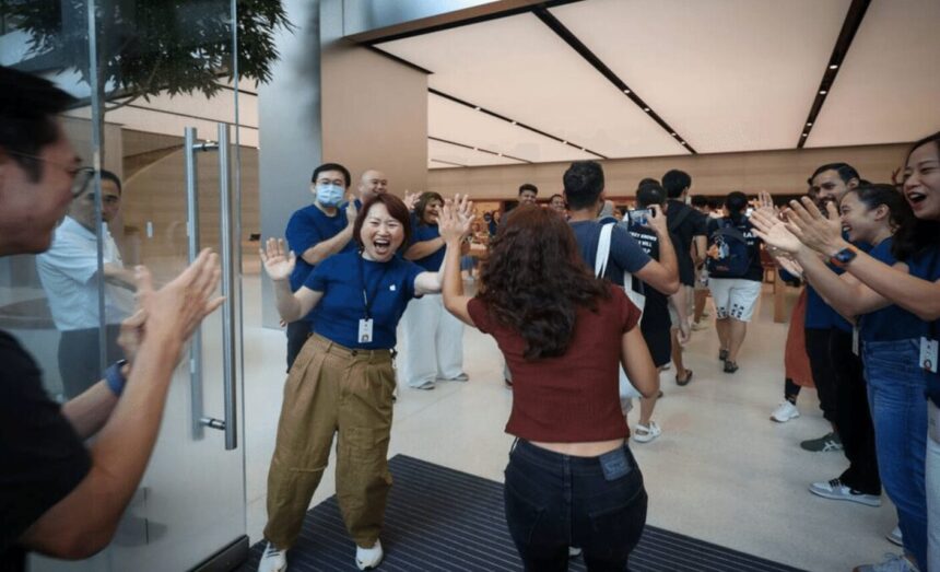 Pembeli bersorak memasuki Apple Strore di Orchard Singapura / Foto: AsiaOne