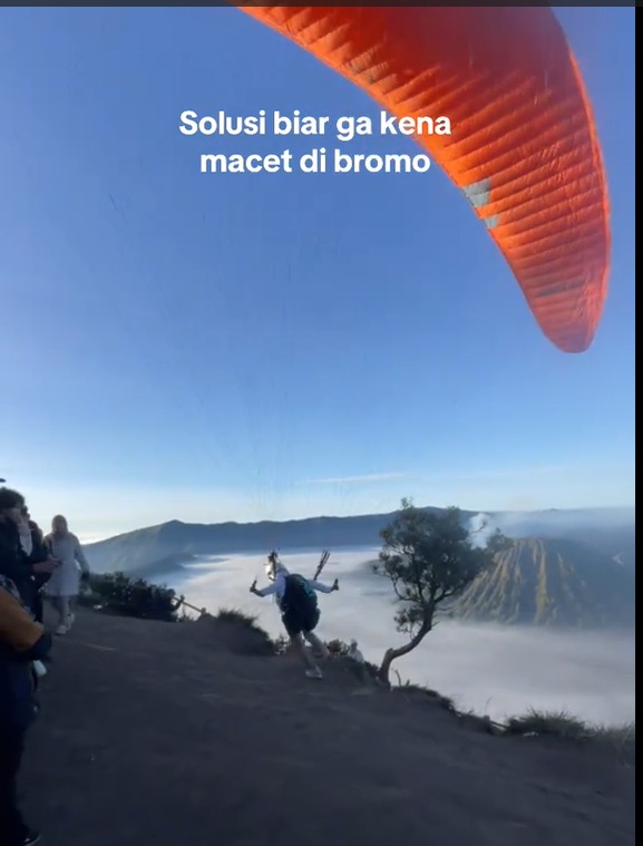 Tangkapan layar paralayang di kawasan Gunung Bromo / Foto: TikTok