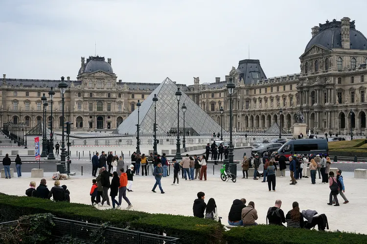 Museum Louvre Paris yang penuh dengan pengunjung/ Foto: capture People