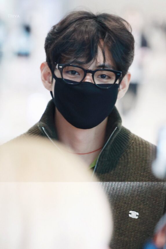 V BTS dengan tampilan berjaket menuju Amerika Serikat/ Foto: capture Allkpop