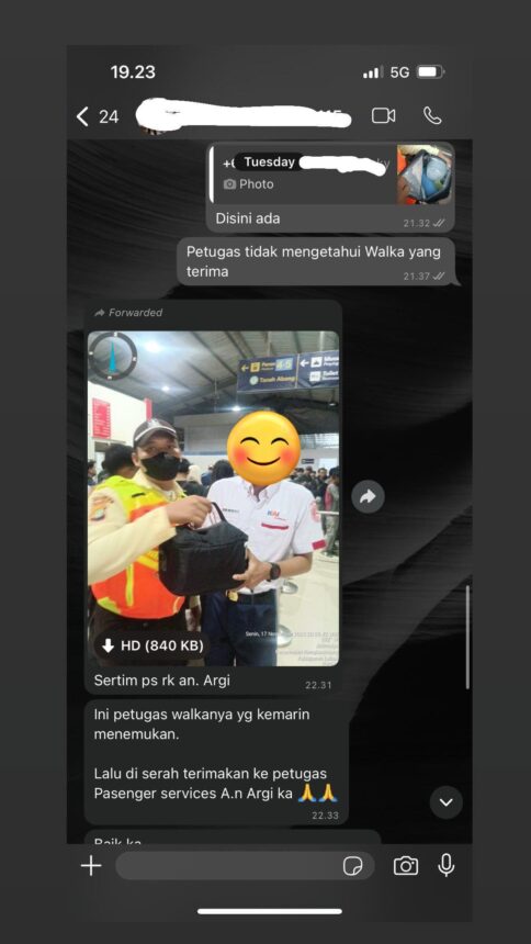 Serah terima penemuan cooler bag ke petugas servis/ Foto: X