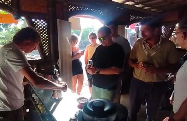 Para turis saat berkunjung di kedia kopi Bondowoso/dok.aktual.co.id