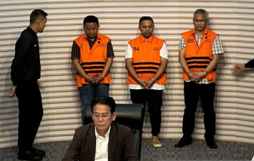 Abdul Wahid (tengah) saat ditunjukkan kepada media/ Foto: courtesy ANTARA