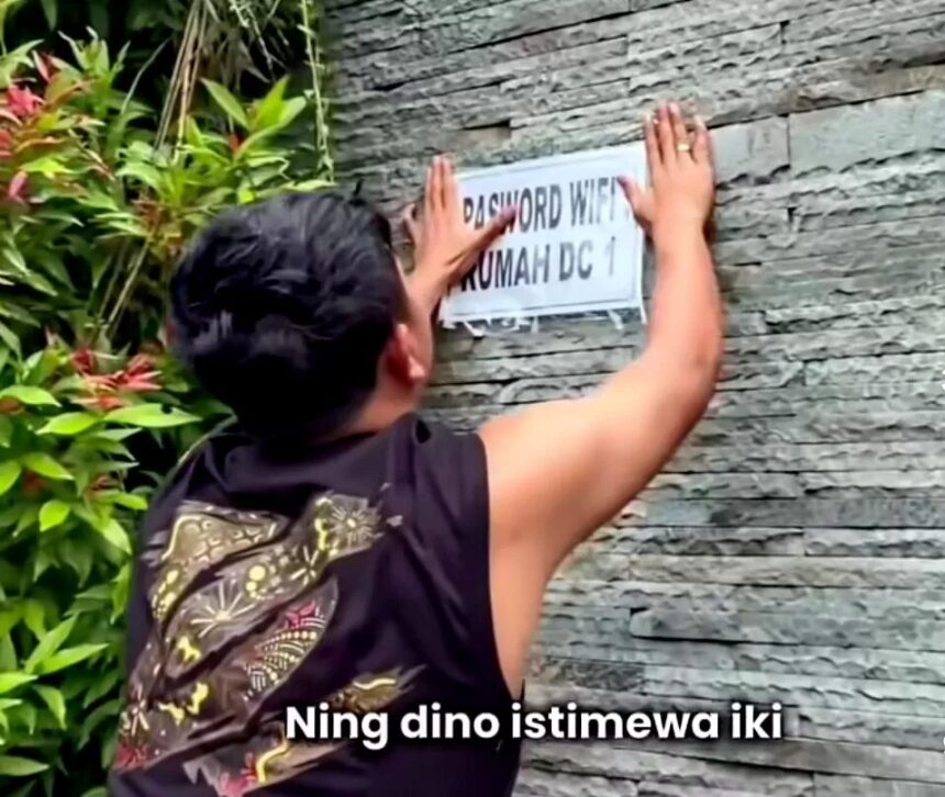 Moment saat Denny Caknan memasang username dan password WiFi gratis depan rumahnya/ Foto: TikTok