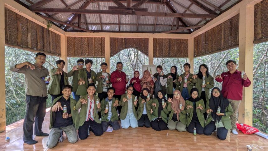 Foto bersama usai kegiatan di Kebun Raya Mangrove Surabaya/dok.istimewa