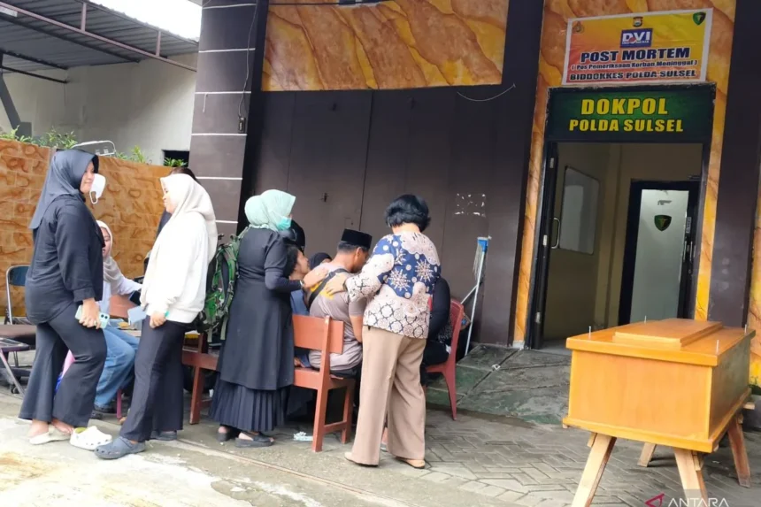 Keluarga korban menunggu hasil pemeriksaan di area Biddokkes Rumah Sakit Bayangkara Makassar, Sulawesi Selatan/ Foto: courtesy ANTARA