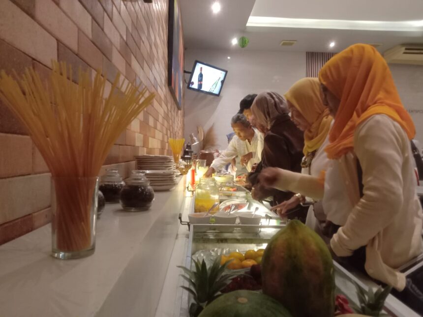 Para pengunjung saat menikmati menu iftar di ARTOTEL TS Suites Surabaya/dok.aktual.co.id