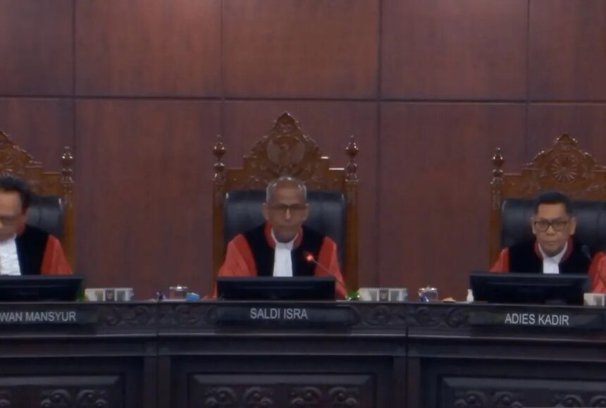 Adies Kadir (kanan) saat persidangan di Mahkamah Konstitusi/ Foto: capture ANTARA