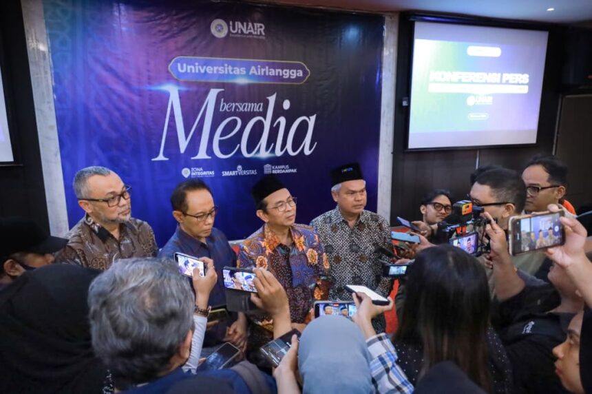 Rektor UNAIR, Prof Dr Muhammad Madyan SE MSi MFin bersama pimpinan UNAIR saat menyampaikan hasil SNBP 2026/ foto: UNAIR