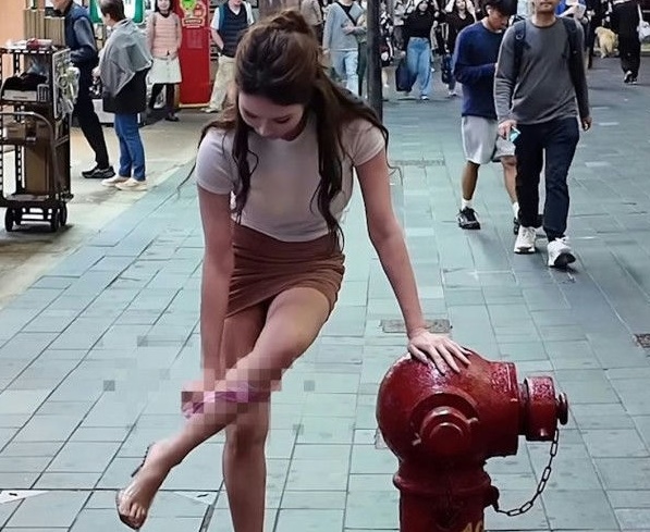 Aksi Xin Youli yang dikecam oleh publik/ Foto: Kboom