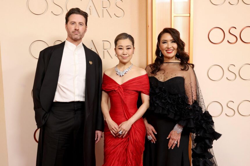 Dari kiri, sutradara Chris Appelhans dan Maggie Kang, bersama produser Michelle Wong menghadiri Academy Awards ke-98 di Los Angeles, California/ Foto: korean Times