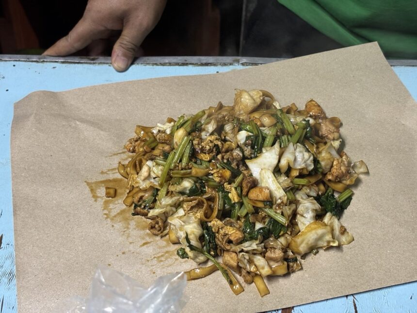Masakan kwetiau yang siap dibungkus / Foto: aktual