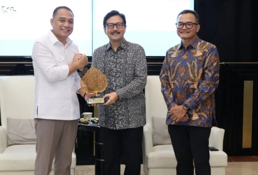 Wali Kota Surabaya Eri Cahyadi (kiri), Direktur Utama PT SMI Reynaldi Hermansjah (tengah), Direktur Pembiayaan Publik dan Pengembangan Proyek PT SMI Faaris Pranawa (kanan) / Foto: capture ANTARA