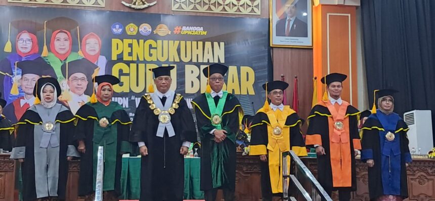 Rektor dan Ketua senat berfoto bersama 5 profesor baru/dok.aktual.co.id