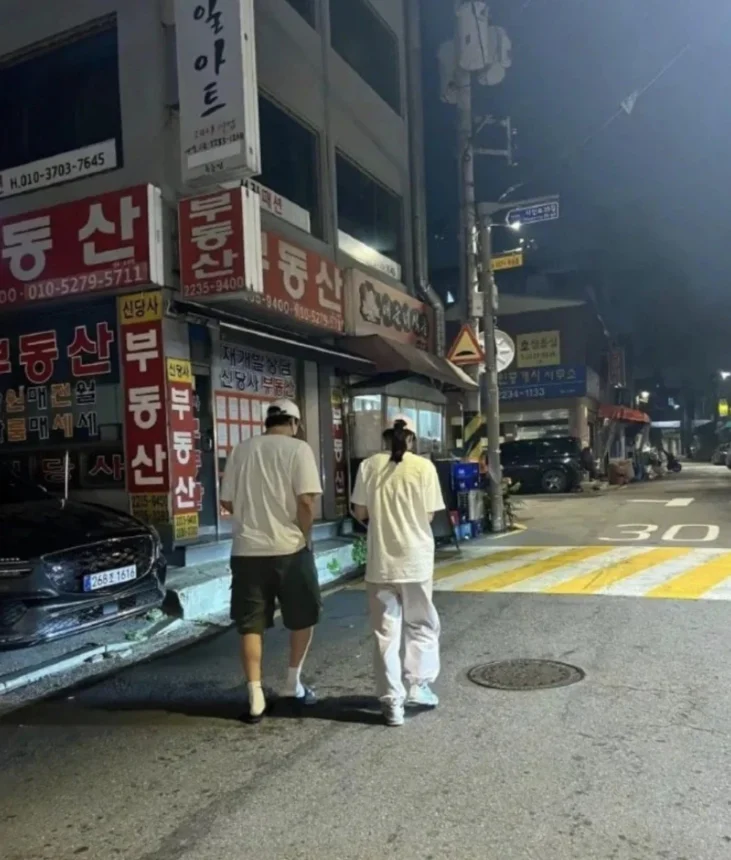 Lee Do Hyun dan Lim Ji Yeon tertangkap kamera saat jalan berdua waktu malam/ Foto: Allkpop 