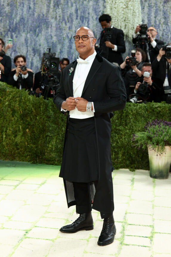 Dwayne Johnson dengan busanannya di Met Gala 2026/ Foto: variety