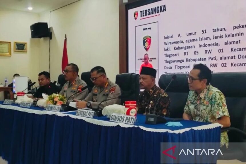 Kepala Kantor Kementerian Agama Pati Ahmad Syaiku (dua dari kanan) saat mengikuti konferensi pers penangkapan tersangka AS/ Foto: ANTARA