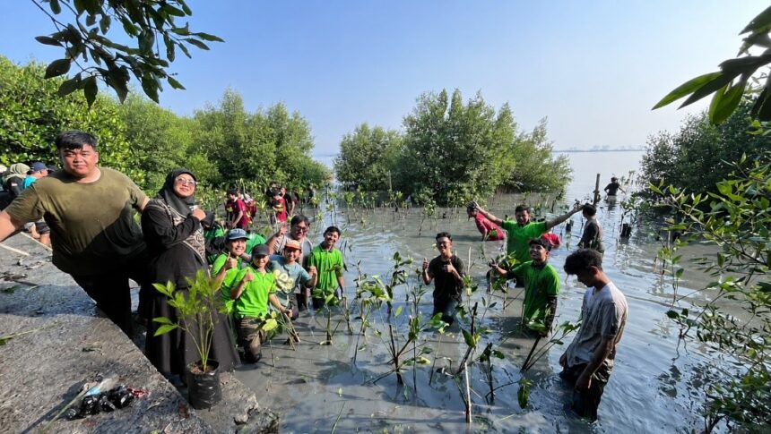 Dosen dan mahasiswa UPN Veteran Jatim saat menanam bibit mangrove/dok.aktual.co.id