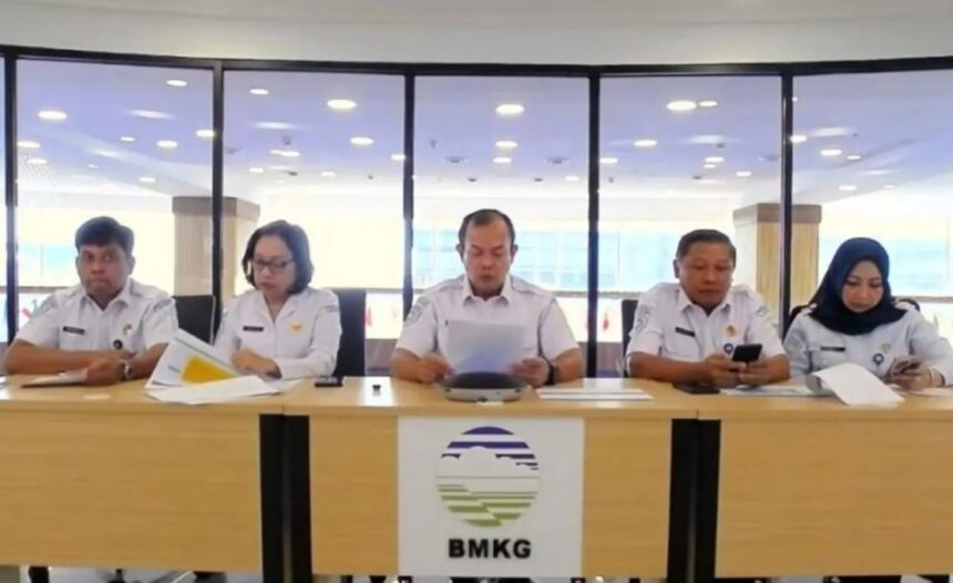 Deputi Bidang Geofisika BMKG Nelly Florida Riama (dua kiri) mendampingi Kepala BMKG Teuku Faisal Fathani (tengah) Sekretaris Utama BMKG Guswanto (dua kanan) dalam konferensi pers peringatan dini tsunami pascagempa 7,7 Mindanao Filipina/ Foto: capture ANTARA