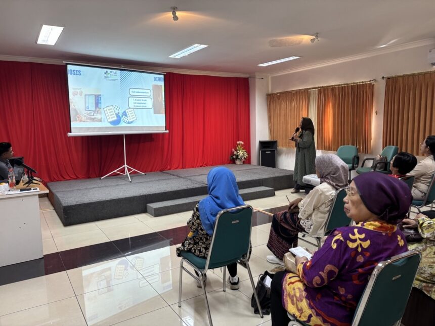dr Euginia memberikan paparan di depan peserta seminar/ Foto: ndi