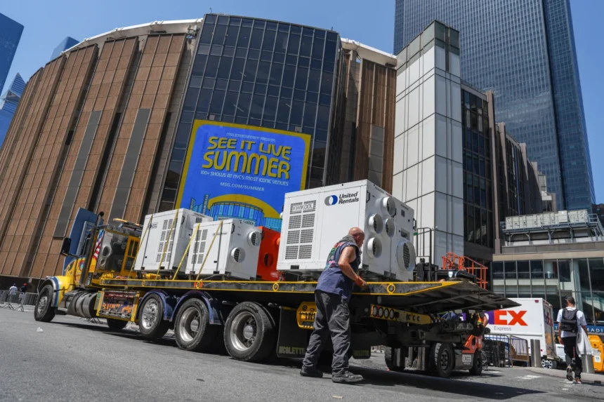 Aktifitas pekerja di sekitar Madison Square Garden/ Foto: AP news