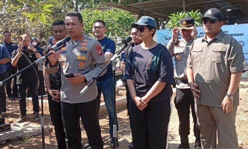 Kabid Humas Polda Metro Jaya Kombes Pol Budi Hermanto dan Ketua PDFMI Brigjen Pol Sumy Hastry Purwanti memberi keterangan pers terkait persiapan pelaksanaan ekshumasi makam Sutrimo/ Foto: Courtesy ANTARA