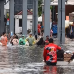 Orang-orang mengangkut barang mereka di Khlong Chan, Bangkok/ Foto: vn