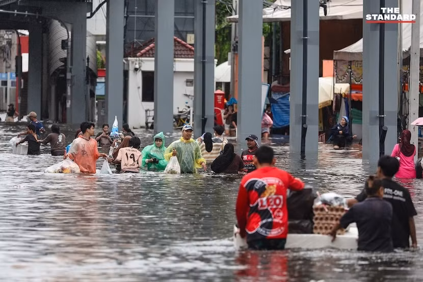 Orang-orang mengangkut barang mereka di Khlong Chan, Bangkok/ Foto: vn