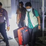 KPK usai melakukan penggeledahan di rumah Dirjen Pengendalian dan Penertiban ATR/BPN Lampri di Bekasi/ Foto: ANTARA