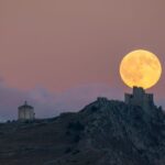Bulan Purnama terbit di atas Rocca Calascio di Italia/ Foto: gettyimages