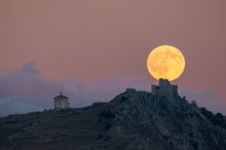 Bulan Purnama terbit di atas Rocca Calascio di Italia/ Foto: gettyimages