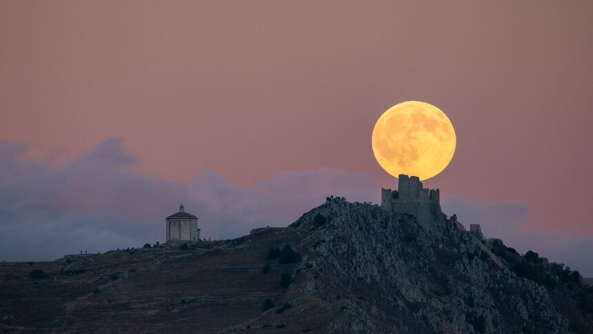 Bulan Purnama terbit di atas Rocca Calascio di Italia/ Foto: gettyimages