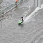 Tangkapan layar pria bermain jetski di banjir Bangkok/ Foto: vietnam