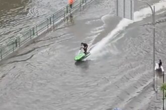 Tangkapan layar pria bermain jetski di banjir Bangkok/ Foto: vietnam