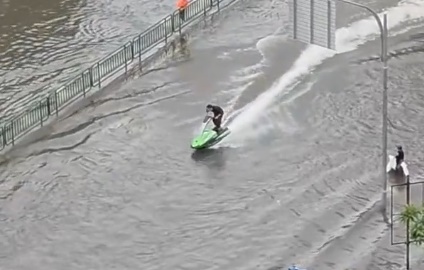 Tangkapan layar pria bermain jetski di banjir Bangkok/ Foto: vietnam